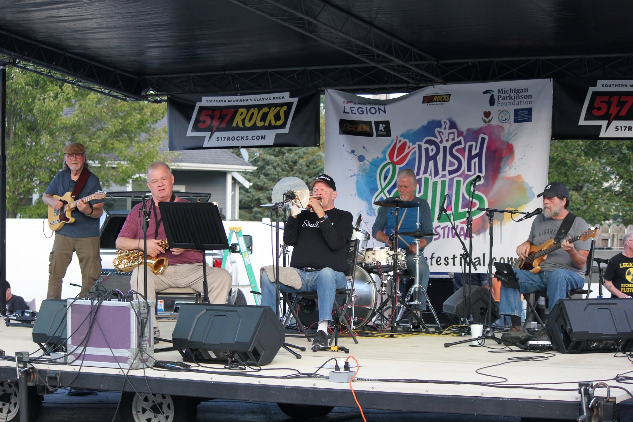 517 Rocks with saxophone and trumpet players on stage